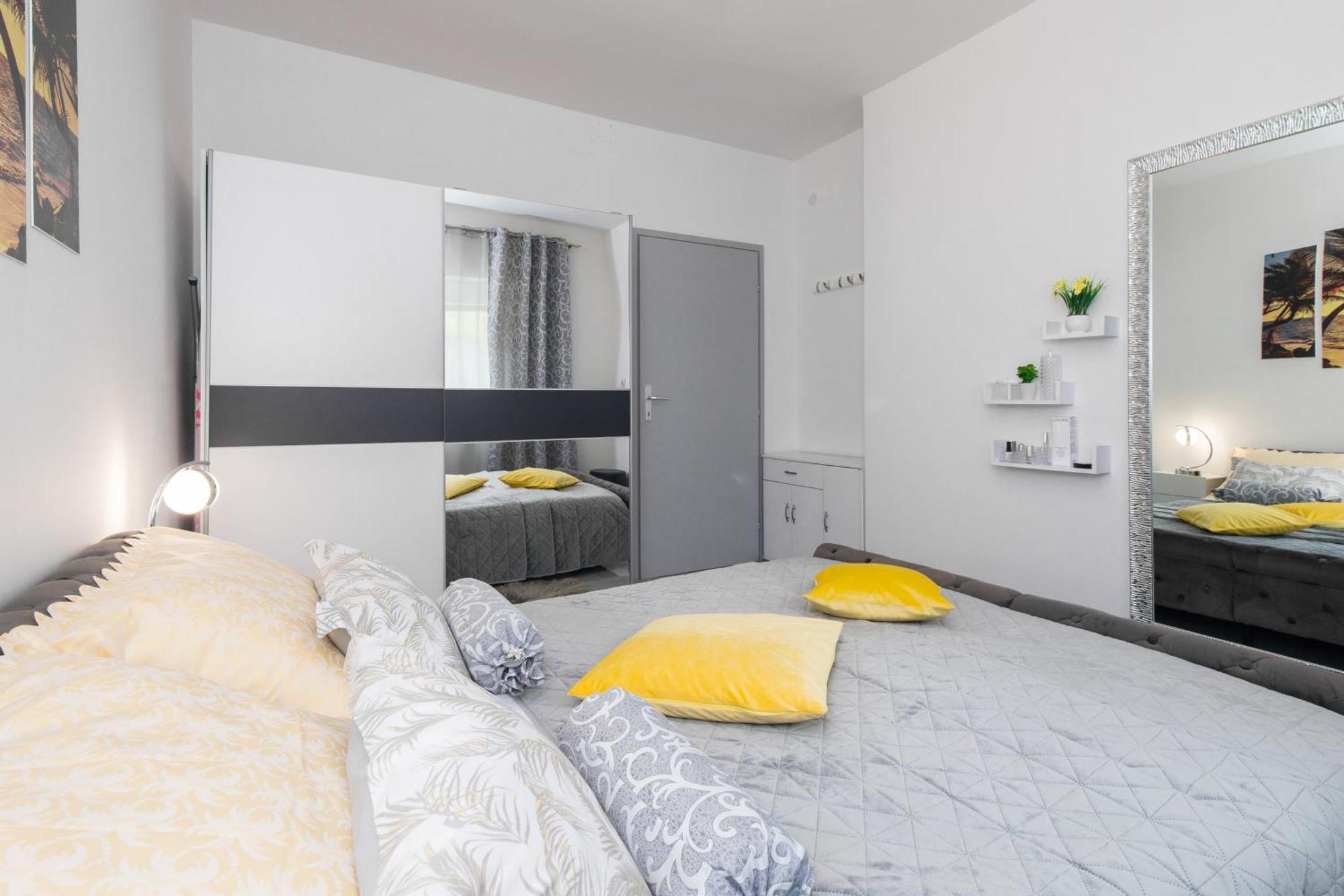 Apartment Tara With Seaview Krk Town Exterior foto